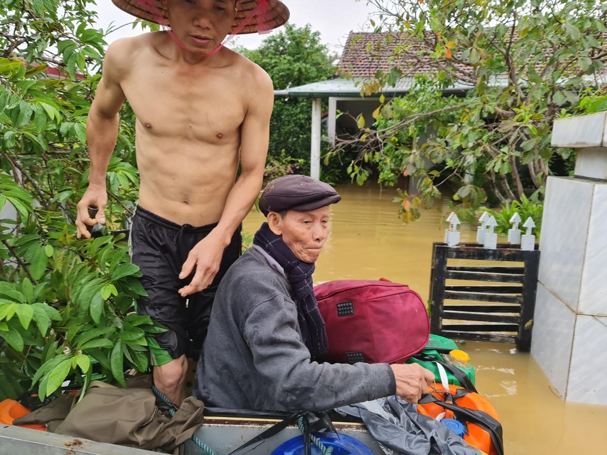 Cứu người già, trẻ em đến nơi an toàn...