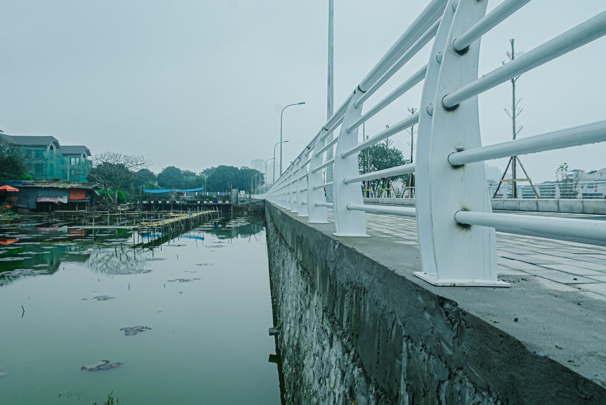 Tuy nhiên, hiện một vài hạng mục công trình còn dở dang, song, các phương tiện đã có thể lưu thông qua lại.