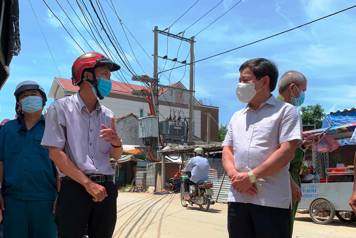 Chủ tịch UBND tỉnh Quảng Ngãi (phải) kiểm tra công tác phòng, chống dịch Covid-19.