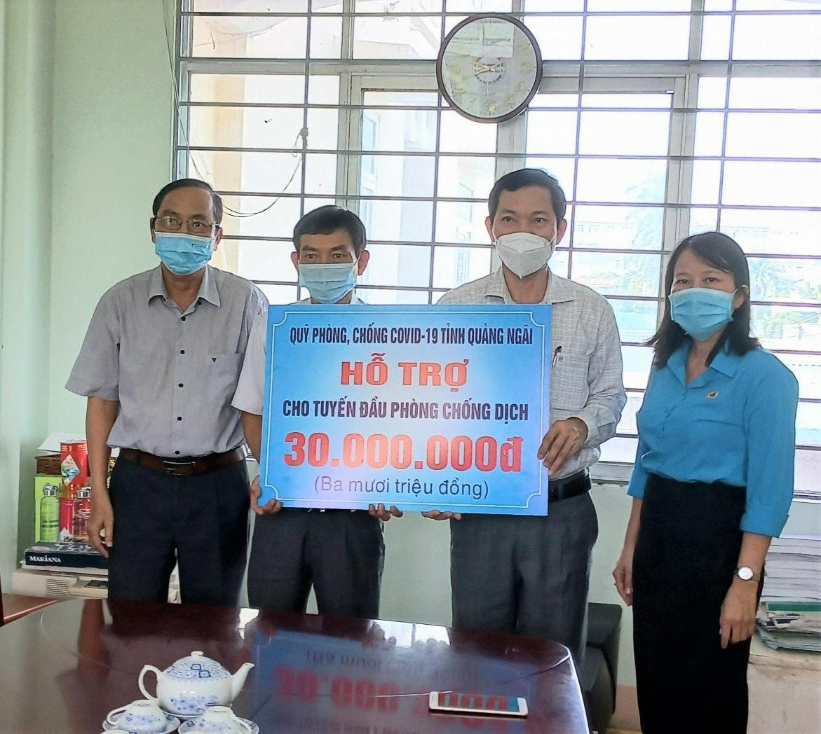 Ông Võ Thanh An (ở giữa bên phải) trao tiền hỗ trợ tuyến đầu chống dịch Covid-19. 