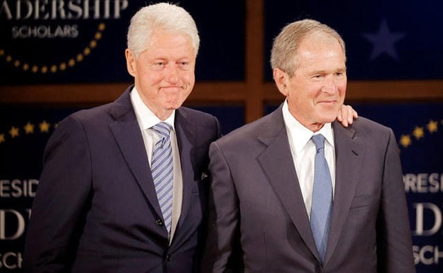 Cựu tổng thống Mỹ Bill Clinton (trái) và người kế nhiệm George W. Bush. Ảnh: Getty.  