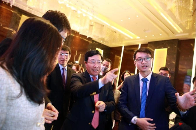 Ngay sau buổi lễ khai trương, Phó Thủ tướng, Bộ trưởng Bộ Ngoại giao Phạm Bình Minh và các đại biểu đã trải nghiệm những tính năng trên FTAP.  