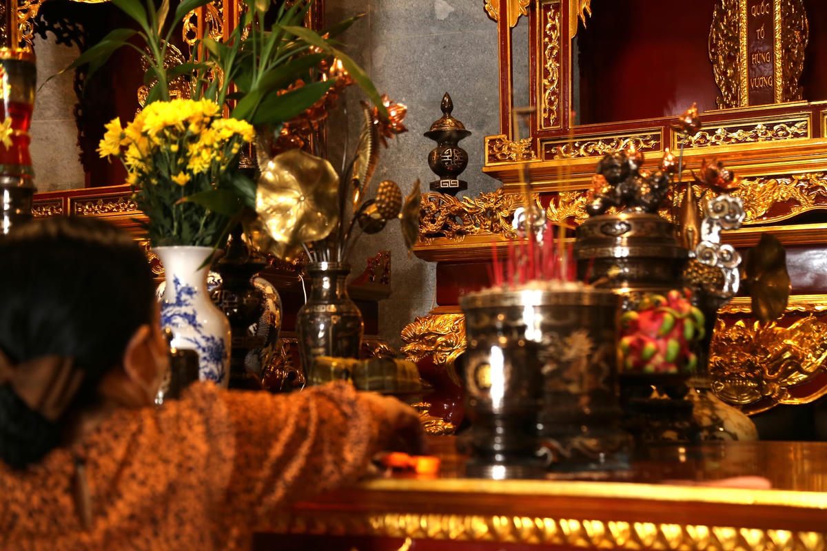 Gian chính với kiến trúc thiết kế uy nghi, trang trọng là nơi thờ Quốc tổ Hùng Vương, Tổ phụ Lạc Long Quân, Tổ mẫu Âu Cơ, Lạc Hầu, Lạc Tướng, thường xuyên được vệ sinh sạch sẽ và thắp hương liên tục. 