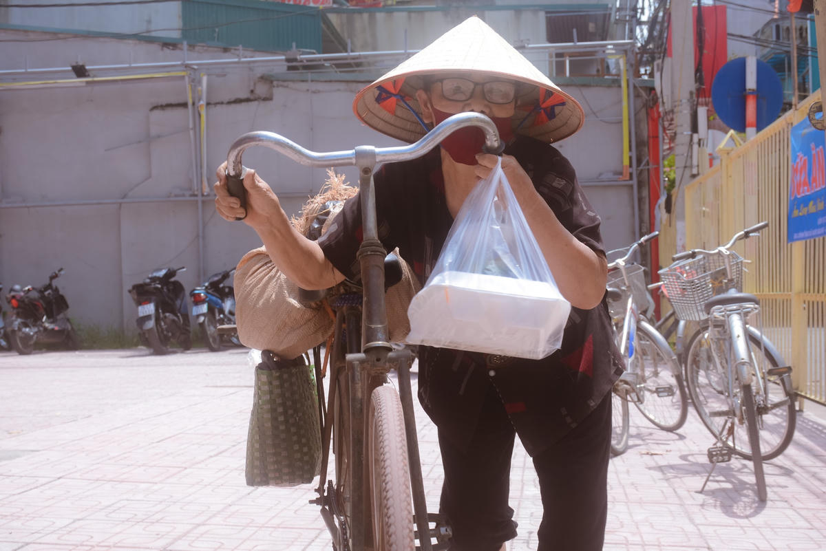 Trong khi dịch Covid-19 đang diễn biến phức tạp, còn nhiều chông gai ở phía trước, tinh thần san sẻ yêu thương, tương ái, càng được khơi dây mạnh mẽ. Tình yêu thương, sự tử tế giữa người cho và người nhận sẽ mãi mãi đọng lại trong tim của mỗi người.