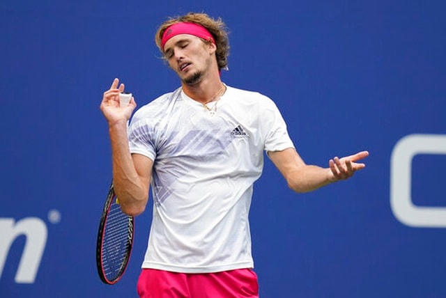 Zverev thất vọng sau một pha đánh bỏng hỏng.
