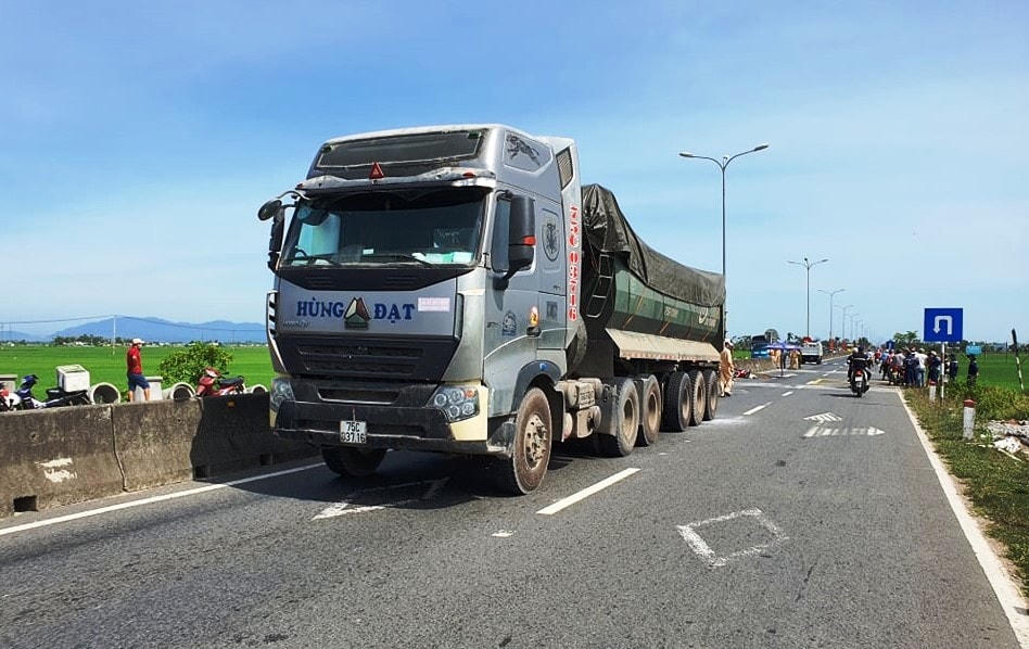 Xe tải BKS: 75C- 037.16 gây tai nạn trên quốc lộ 1A.