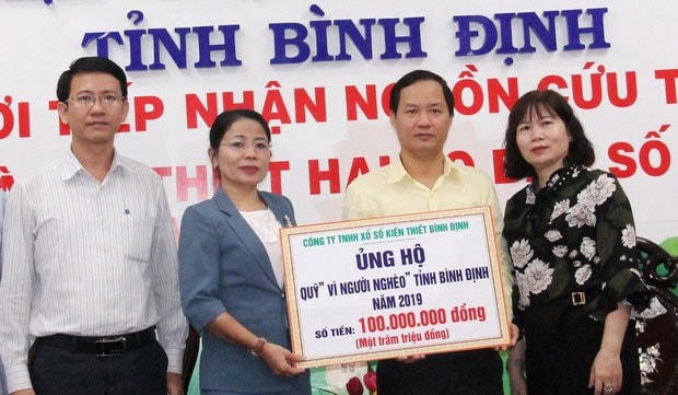 Công ty TNHH Xổ số kiến thiết tỉnh, ủng hộ Quỹ Vì người nghèo tỉnh Bình Định.