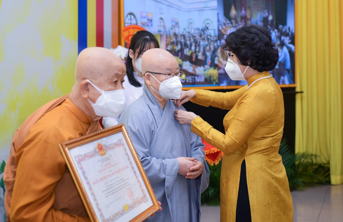 Bà Tô Thị Bích Châu trao Huân chương Đại đoàn kết dân tộc cho các cá nhân.