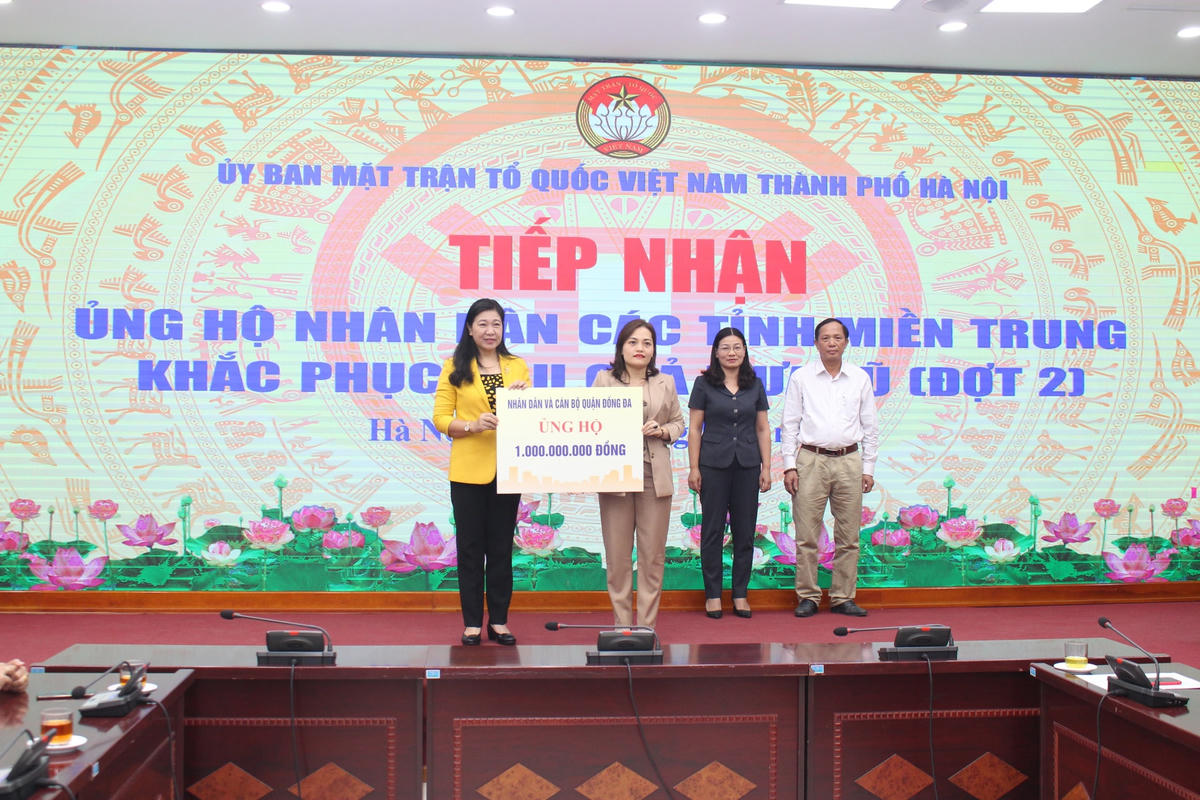 Bà Nguyễn Lan Hương, Chủ tịch Ủy ban MTTQ  Việt Nam thành phố Hà Nội tiếp nhân ủng hộ.