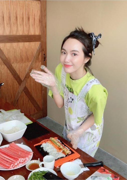 Ca sĩ Jang Mi trổ tài vào bếp không quên thả “thính” cực ngọt: “Như vầy hem biết có làm Dâu được chưa nè”.