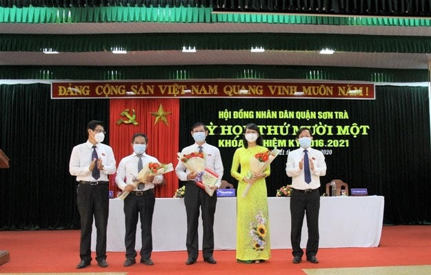 Ông Hoàng Sơn Trà (thứ 2, từ trái sang), được bầu làm Chủ tịch UBND quận Sơn Trà sáng 21/8.