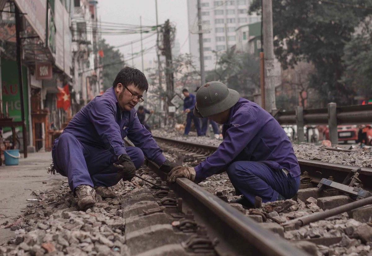Công nhân bảo trì kết cấu hạ tầng đường sắt.