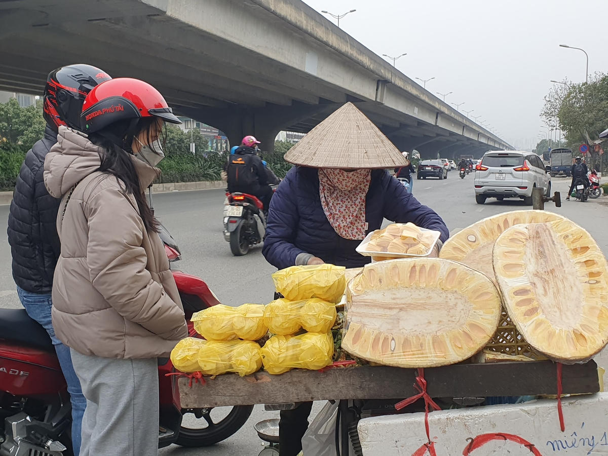 Chị Đinh Thanh Hoa, một tiểu thương cho biết, mít Thái khoảng 1 tuần trở lại đây có giá rẻ hơn đến 1/3 so với trước kia. Người dân nhân lúc mít rẻ cũng đổ xô đi mua rất nhiều. Không những mít Thái, một số loại quả khác như dưa hấu, thanh long... cũng giảm giá tương tự nhưng ít người mua hơn nên chị không nhập hàng về.