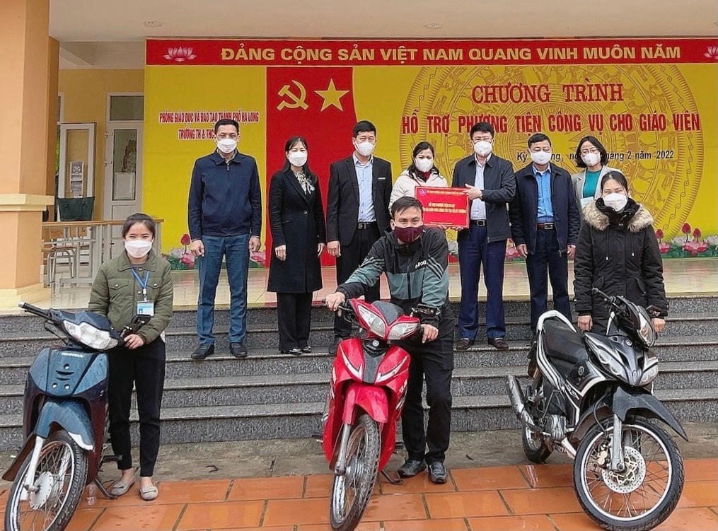 Phó Chủ tịch UBND TP Hạ Long Nguyễn Ngọc Sơn trao tặng xe máy tại trường Tiểu học và THCS Kỳ Thượng.