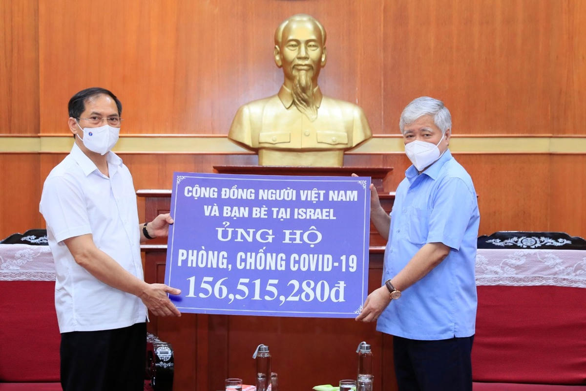 Chủ tịch Đỗ Văn Chiến tiếp nhận ủng hộ từ Cộng đồng người Việt Nam và bạn bè tại Israel.