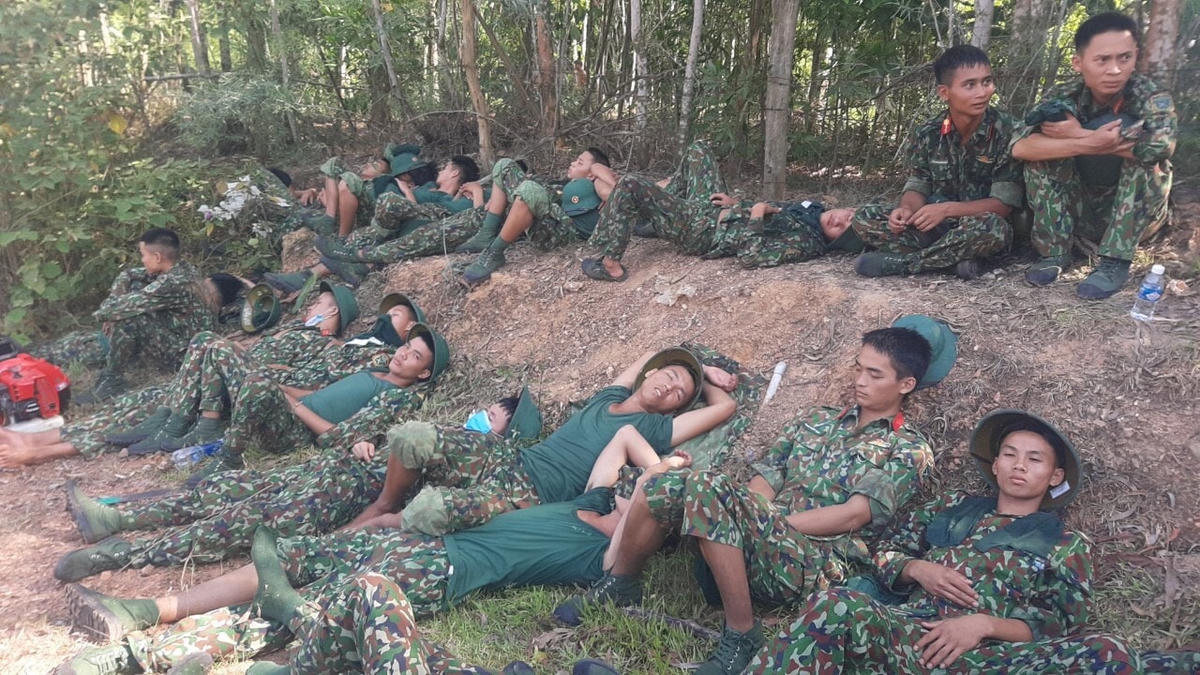 Phút nghỉ ngơi sau khi dập lửa xuyên đêm của lực lượng Bộ đội biên phòng Hà Tĩnh.