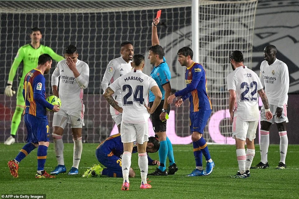 Casemiro bị đuổi khỏi sân sau khi nhận hai thẻ vàng liên tiếp ở cuối trận.