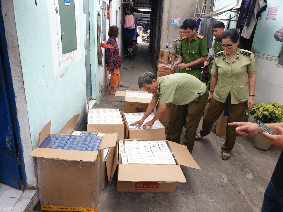 Bình Dương: Đánh sập tụ điểm tàng trữ trên 10.000 bao thuốc lá lậu