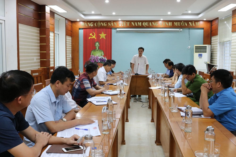 Ủy ban MTTQ Việt Nam tỉnh Lào Cai giám sát thực hiện các chính sách hỗ trợ người dân gặp khó khăn do đại dịch Covid-19 tại huyện Bát Xát. Ảnh: Hoàng Trường.
