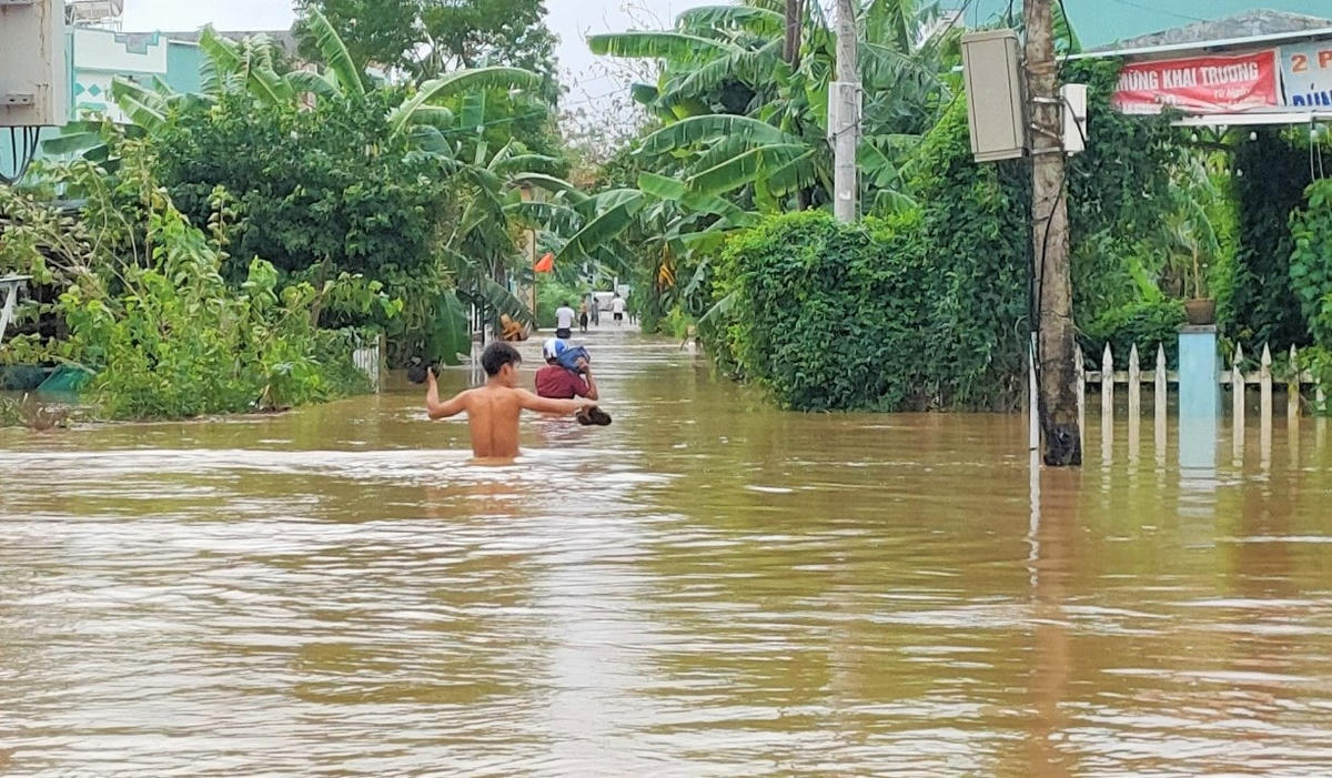 Nhiều chỗ tuyến đường nước ngập sâu hơn 1m đi lại khó khăn.