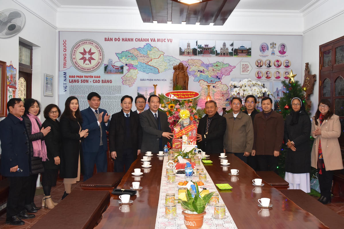 Phó Chủ tịch Ngô Sách Thực tặng hoa chúc mừng Giáo phận Lạng Sơn - Cao Bằng nhân dịp Lễ Giáng sinh năm 2020.