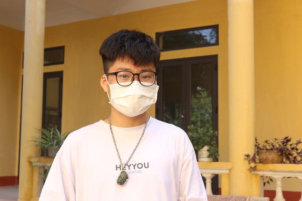 Em Nguyễn Quang Huy, học sinh lớp 12A8 trường THPT Bến Tre hào hứng khi được quay trở lại trường học.