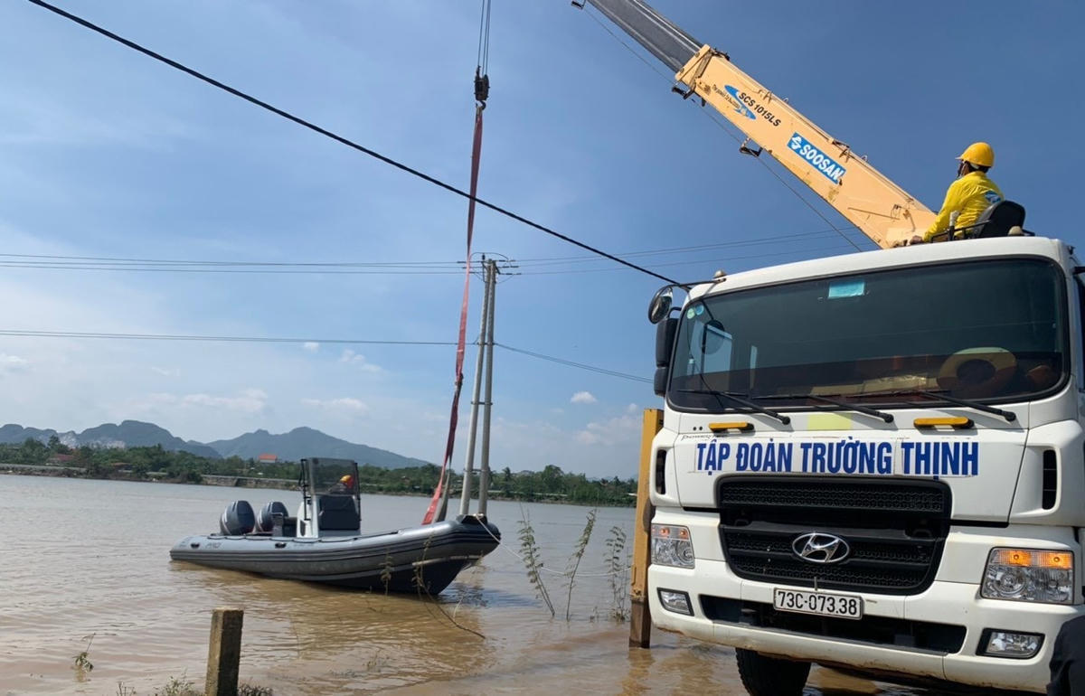 Dùng xe cơ giới gắn cần cẩu để chở và tăng bo xuồng cao tốc và nhu yếu phẩm vượt qua những đoạn đường bị nước lũ chia cắt.