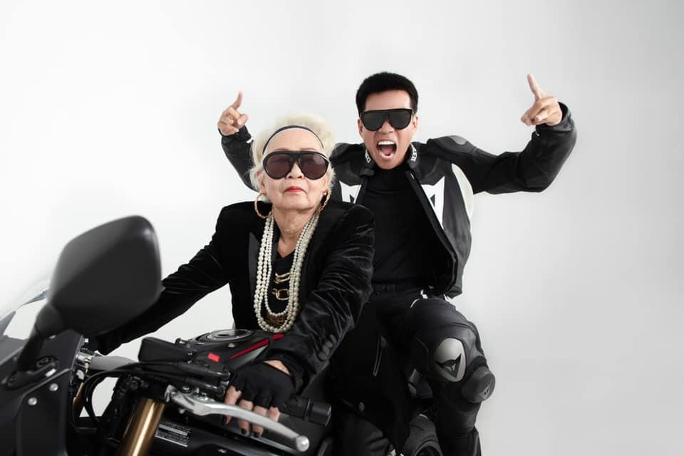 Rapper Wowy thực hiện một bộ ảnh cùng bà Ngoại của anh để mừng sinh nhật 80 của bà. “Con biết sứ mệnh của con trong bộ ảnh này chỉ là làm nền, nhưng con rất vui vì thấy ngoại vui khi ảnh được đăng lên mọi người khen, anh chị báo chí đưa tin, ngoại bắt mọi người đọc tin ngoại nghe, đọc comment của mọi người khen ngoại cho ngoại nghe, rồi ngồi cười khúc khích. Chúc ngoại vui vẻ và nhiều sức khỏe. Yêu ngoại!”