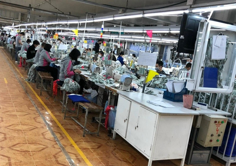 Người lao động tại Công ty CP May Sông Hồng khu vực Xuân Trường.