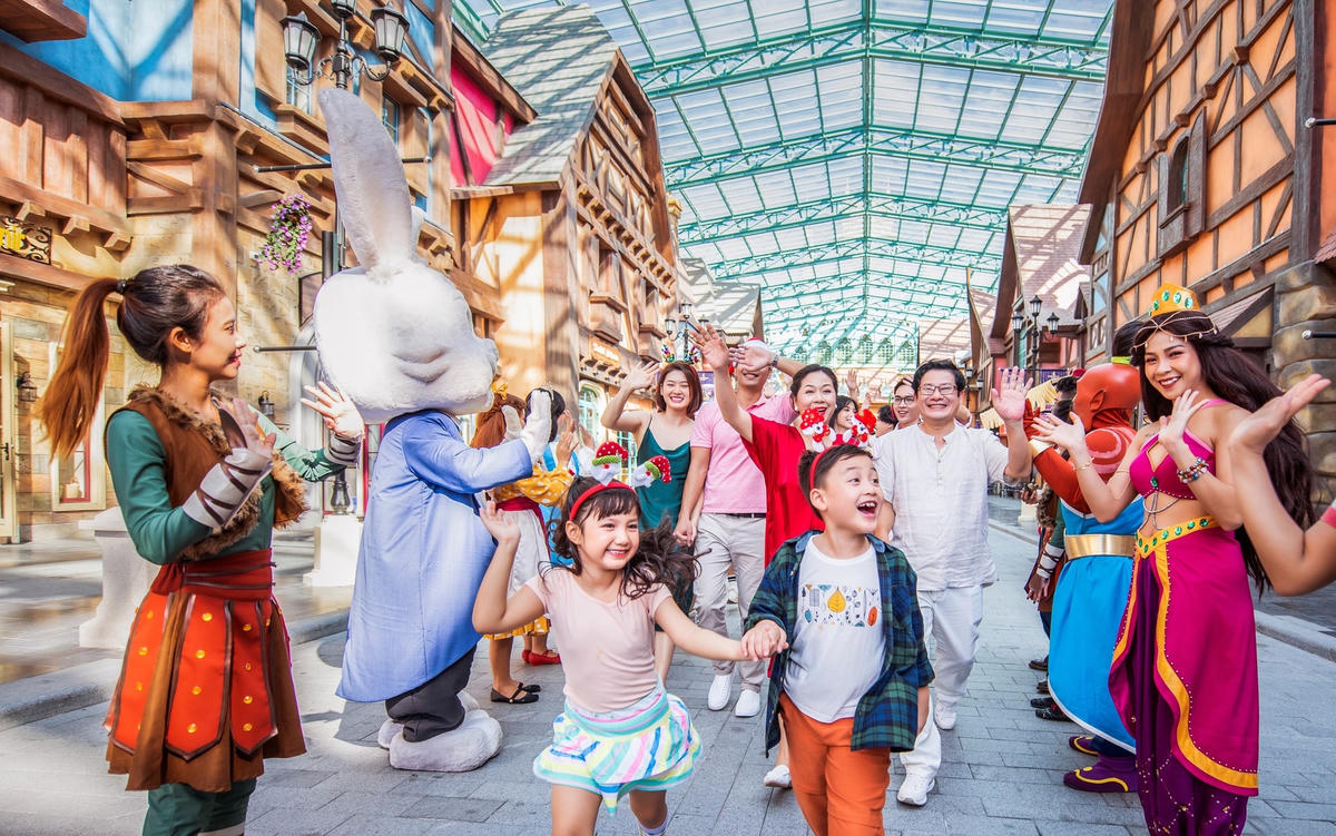 Du khách trải nghiệm câu chuyện các nền văn minh tại VinWonders Phú Quốc.