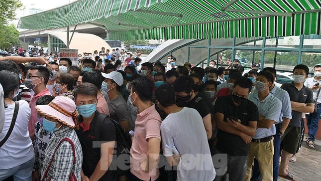 Ngay trong đầu giờ sáng nay, hàng trăm người đã đổ về Viện Kiểm định Quốc gia Vaccine và Sinh phẩm Y tế (phường Đại Kim, Hoàng Mai, Hà Nội).