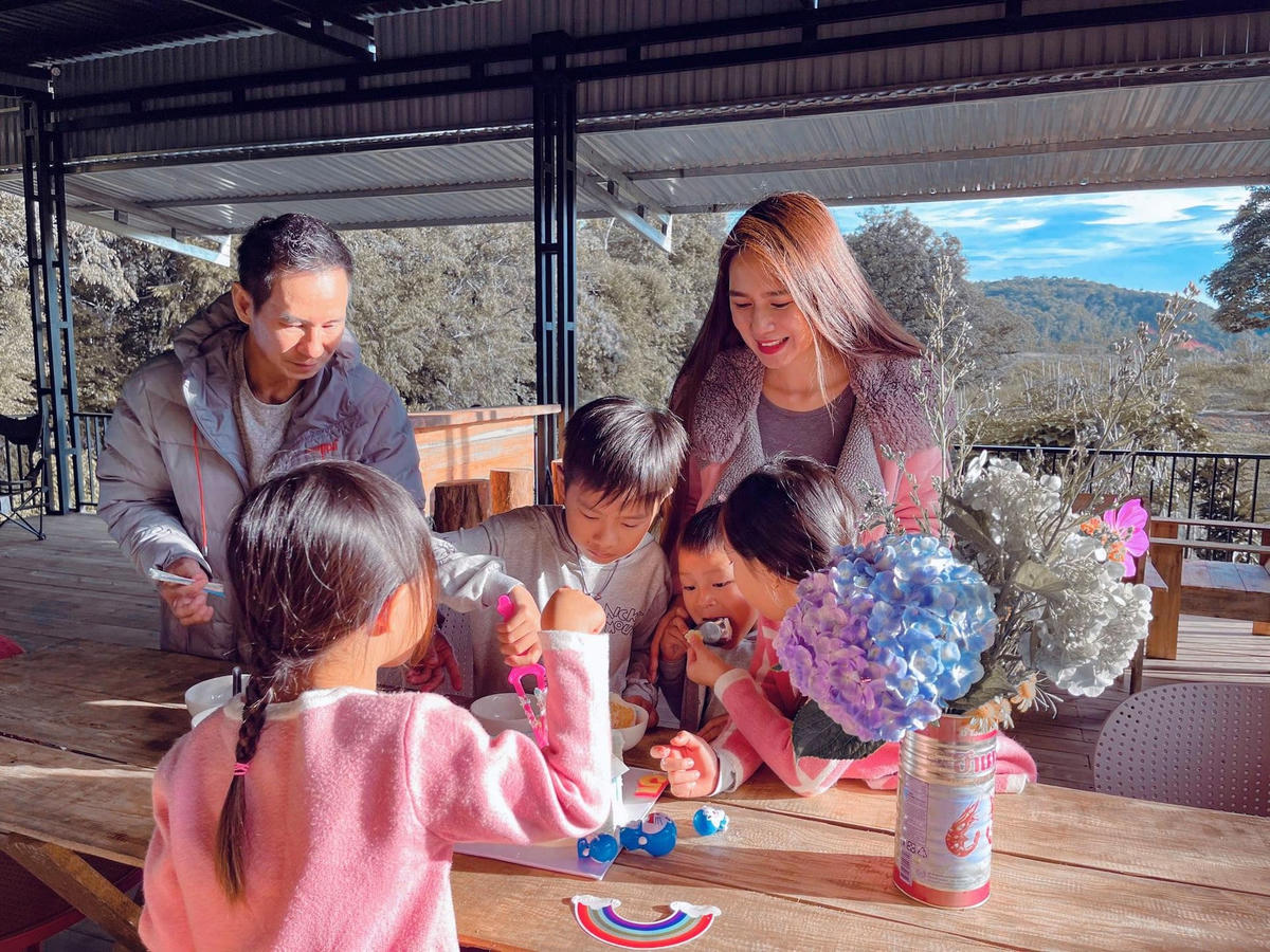 Vợ chồng anh luôn để các con thoải mái trải nghiệm các hoạt động ngoài trời.