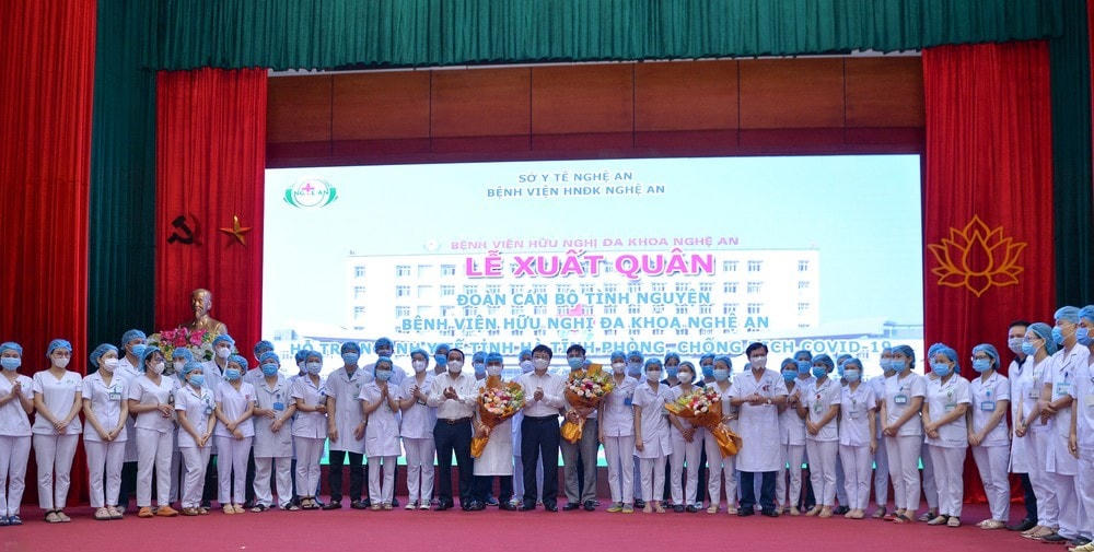 Tỉnh Nghệ An điều động 52 cán bộ y, bác sĩ "chi viện" cho tỉnh Hà Tĩnh chống dịch Covid-19.