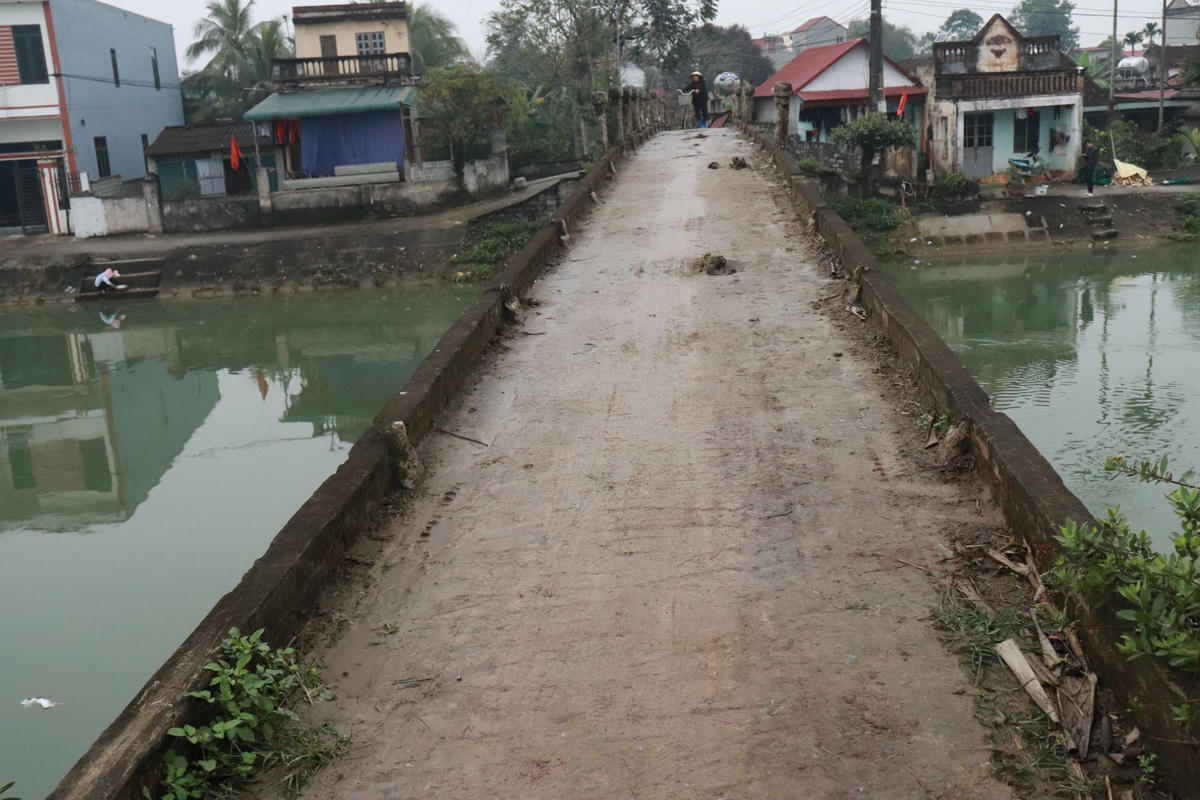 Chỉ cần một sơ sảy nhỏ, người điều khiển xe đạp, xe máy, xe lôi, xe bò, xe ba gác... sẽ có thể bị ngã xuống kênh với độ sâu gần 4 m.