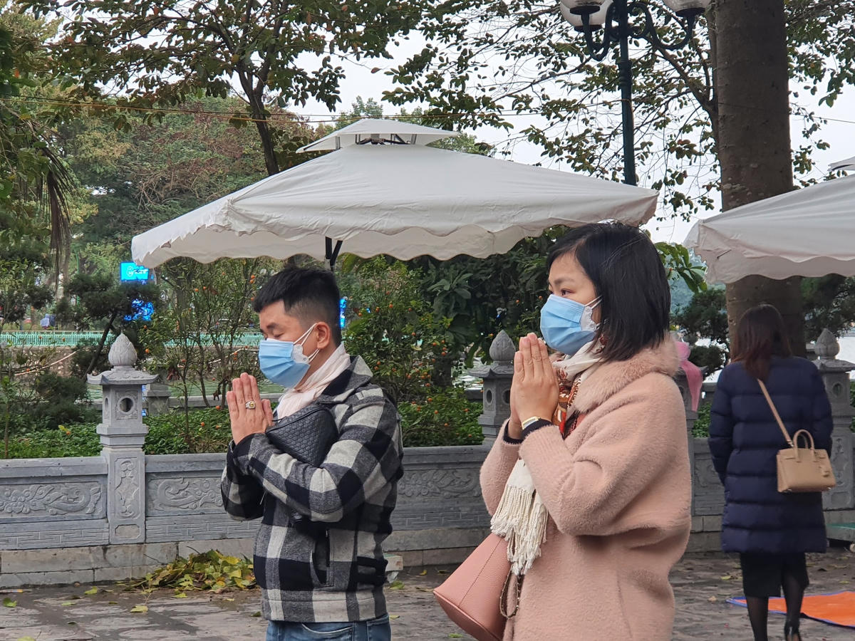 Chị Hoàng Thị Hương (phường Dịch Vọng Hậu, Cầu Giấy) cho biết, do đây là ngày rằm cuối cùng của năm cũ nên chị đã chuẩn bị lễ vật, tiền vàng từ ngày hôm trước. Dù mưa rét nhưng chị vẫn sắp xếp để có thể đến dâng hương cầu bình an, sức khoẻ.