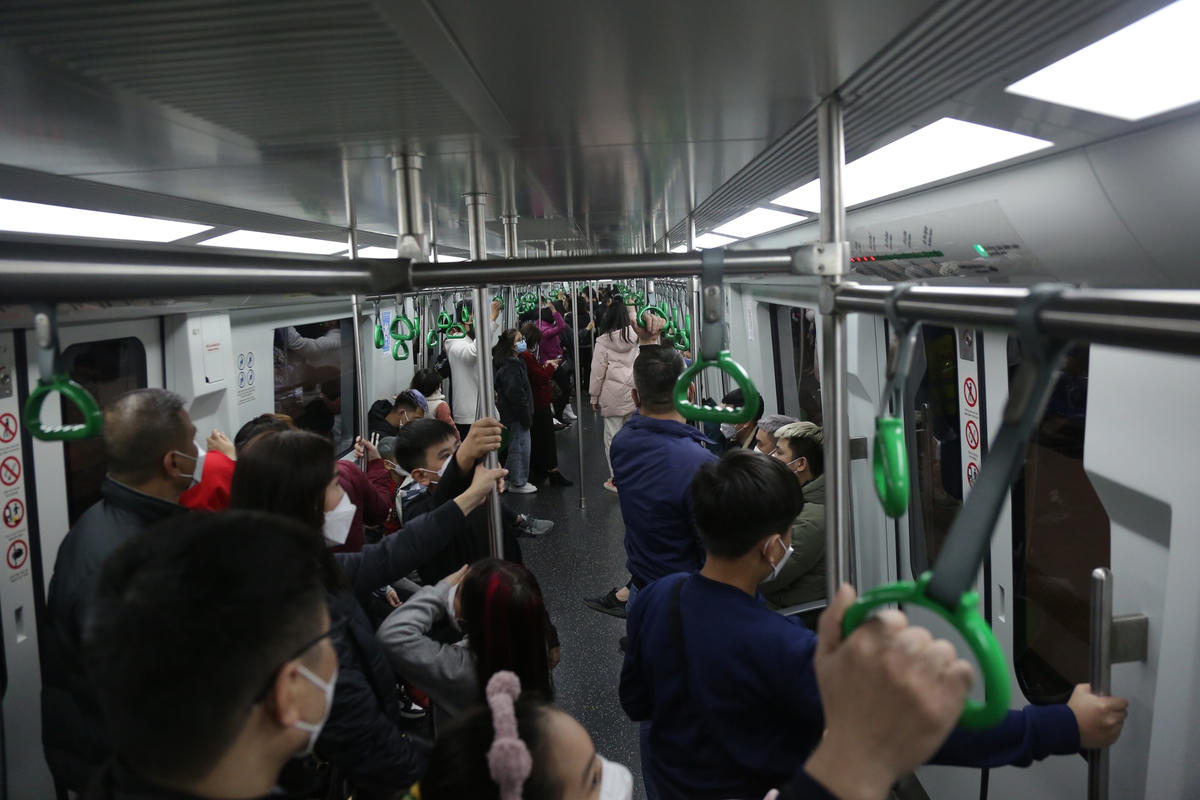 Ông Vũ Hồng Trường, Tổng giám đốc Metro Hà Nội thông tin, từ khoảng 10h sáng đến 17h, lượng khách đi tàu tăng bất ngờ, Metro Hà Nội đã phải huy động toàn bộ nhân viên văn phòng khoảng 30 người để bổ sung cho lực lượng hướng dẫn hành khách đi lại an toàn.