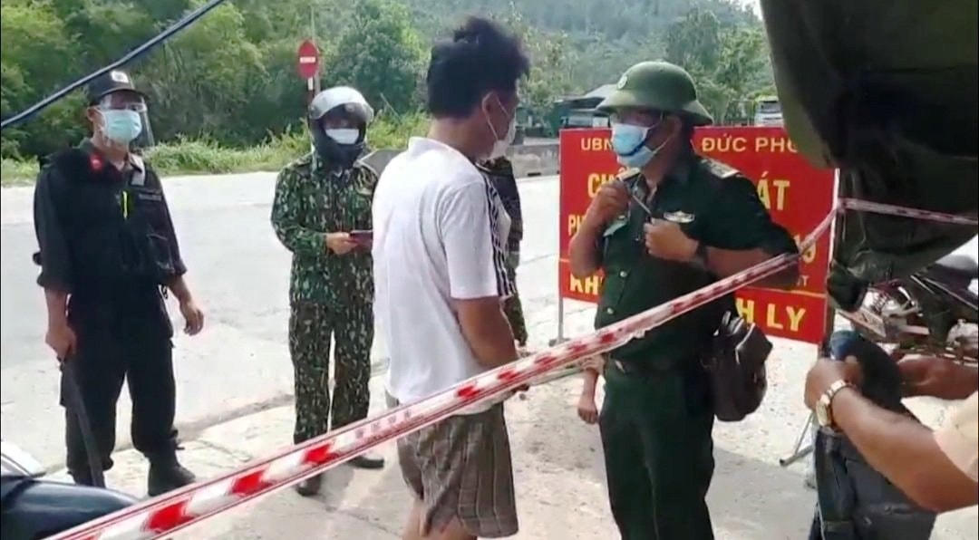 Anh C. (áo trắng) tàng trữ ma túy bị phát hiện. (Ảnh CTV).