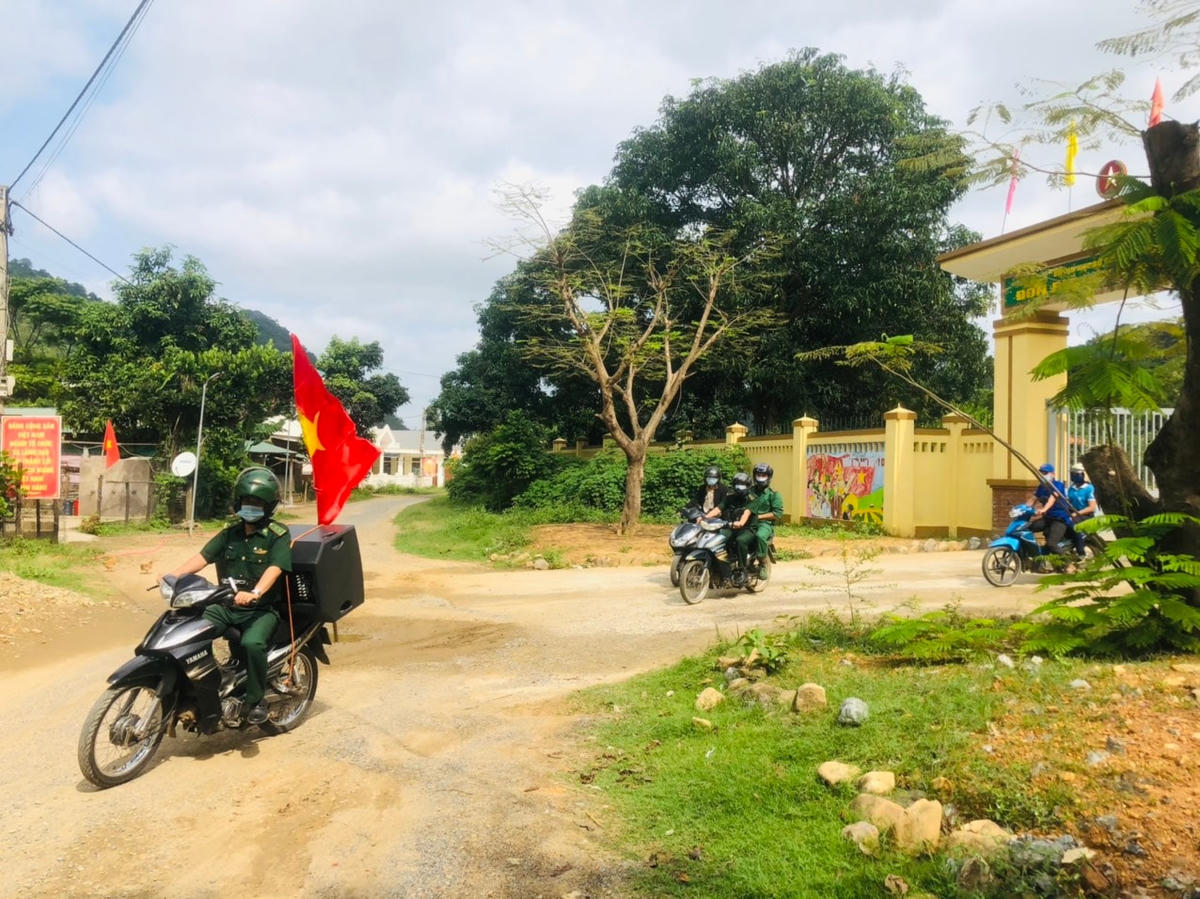 Dùng loa di động để tuyên truyền bầu cử tại Quảng Trị.