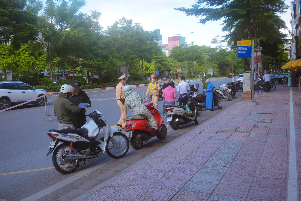 Theo đó, các Tổ công tác, hoạt động linh hoạt vừa tổ chức cắm chốt, vừa tuần tra lưu động tại các thời điểm có đông người dân lưu thông, tại những “điểm nóng” về giao thông, các đầu mối giao thông quan trọng để kiểm soát chặt người ra đường không rõ lý do.