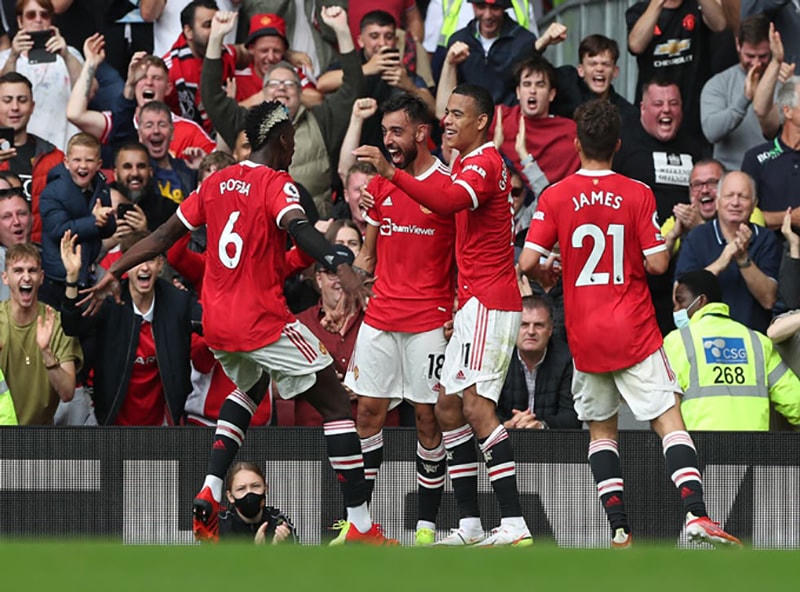 Niềm vui của các cầu thủ MU sau khi Bruno hoàn thành cú hat- trick trong trận đấu đêm qua.