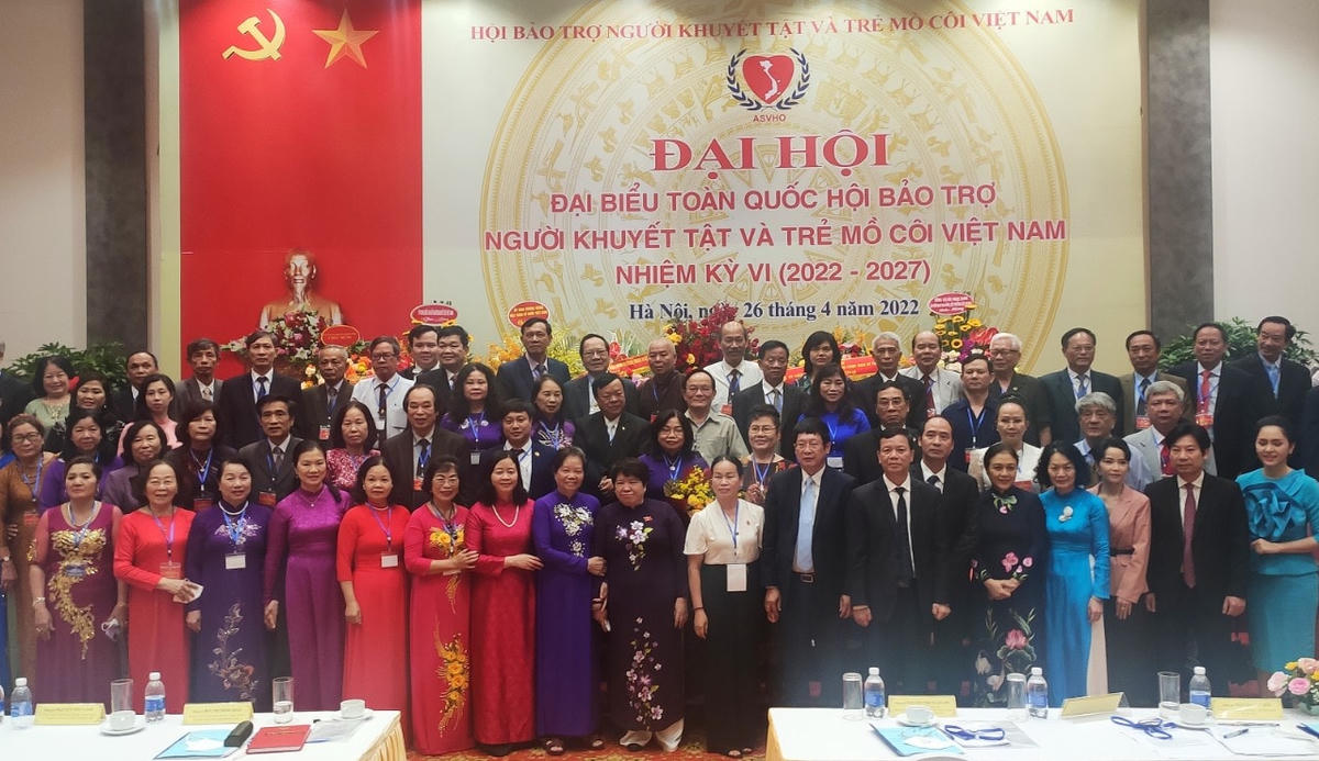 Ban Chấp hành Trung ương Hội Bảo trợ người khuyết tật và trẻ mồ côi Việt Nam khóa VI ra mắt Đại hội.