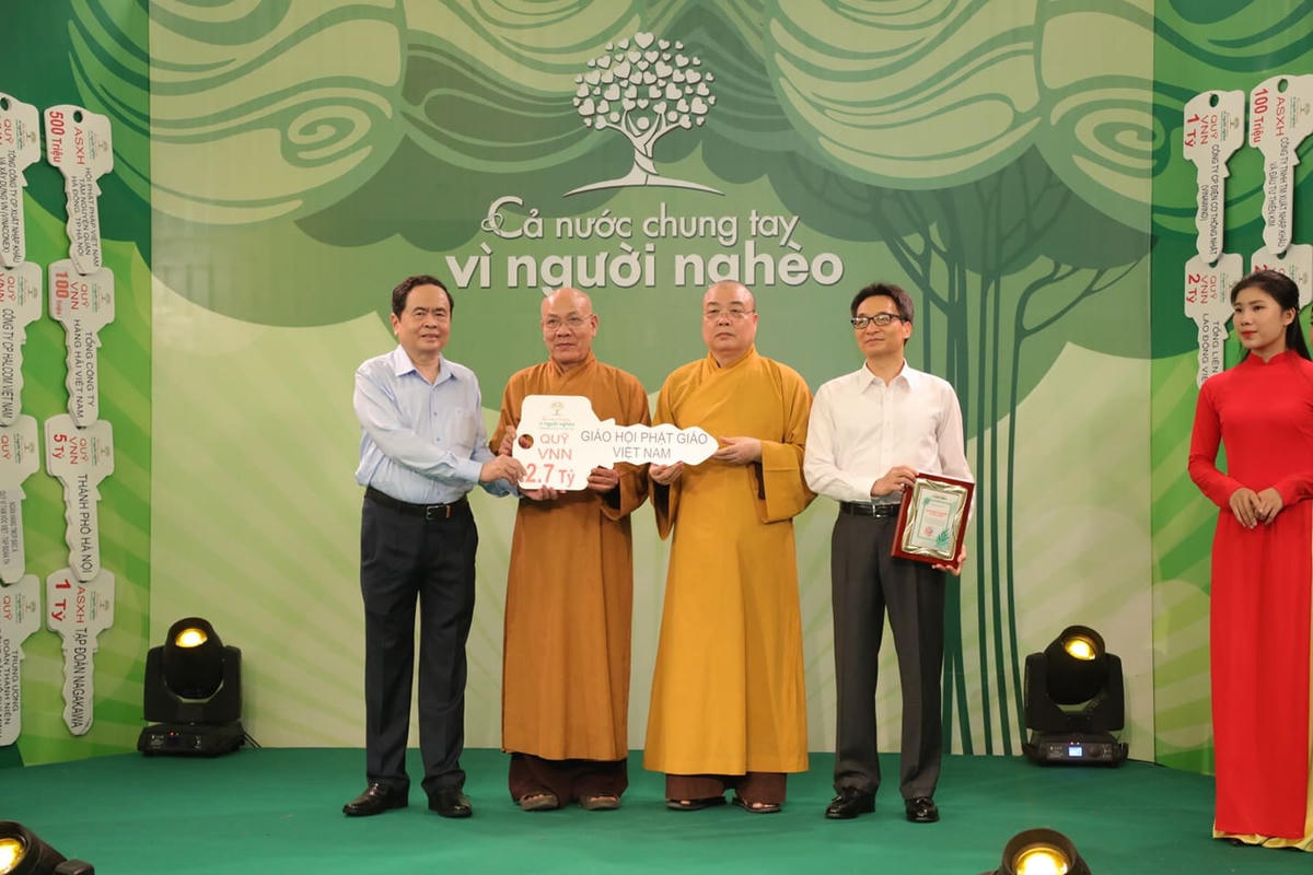 Chủ tịch Trần Thanh Mẫn và Phó Thủ tướng Vũ Đức Đam tiếp nhận ủng hộ từ Giáo hội Phật giáo Việt Nam.