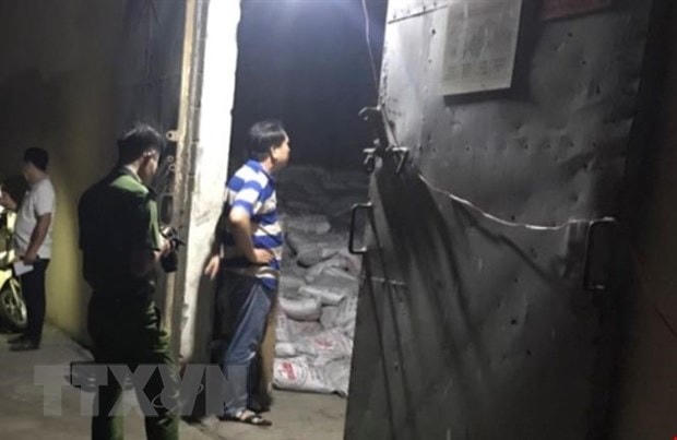 Nhà kho chứa phân bón tại ga Sóng Thần. (Ảnh: TTXVN).