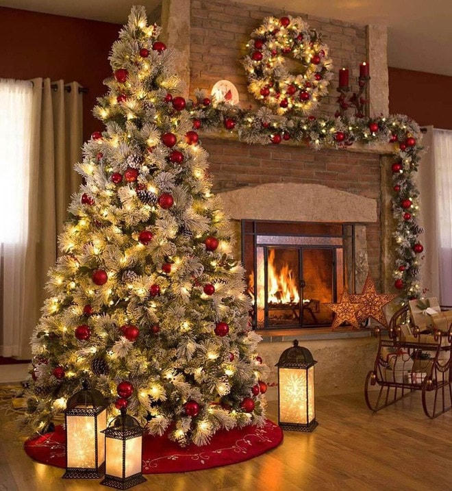 [ẢNH] Trang trí cây thông Noel lộng lẫy trong đêm Giáng sinh