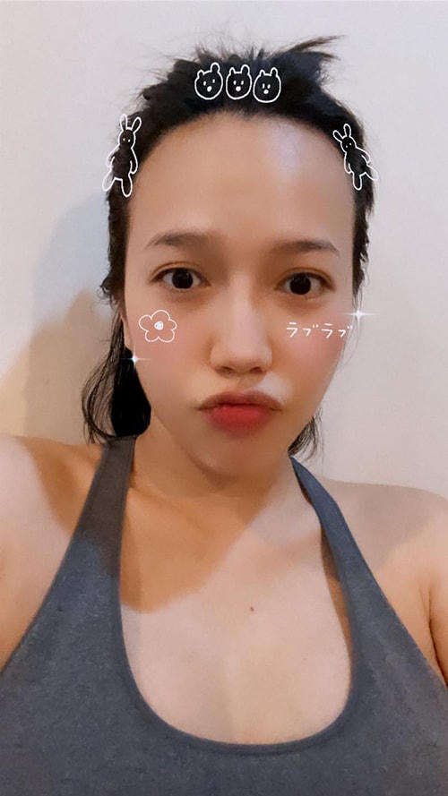 Diệu Nhi lần đầu xuất hiện sau nghi vấn sinh con với bạn trai Anh Tú. Dù chưa hề lên tiếng xác nhận hay bác bỏ tin đồn và vẫn để dòng trạng thái vô tư như chưa có chuyện gì xảy ra: “Đi thay đồ tập ra rồi tập thể dục như Nhi đi cho đỡ mập nè”, nhưng nhiều cư dân mạng vẫn tinh ý phát hiện ra những khác lạ trên cơ thể Diệu Nhi.  