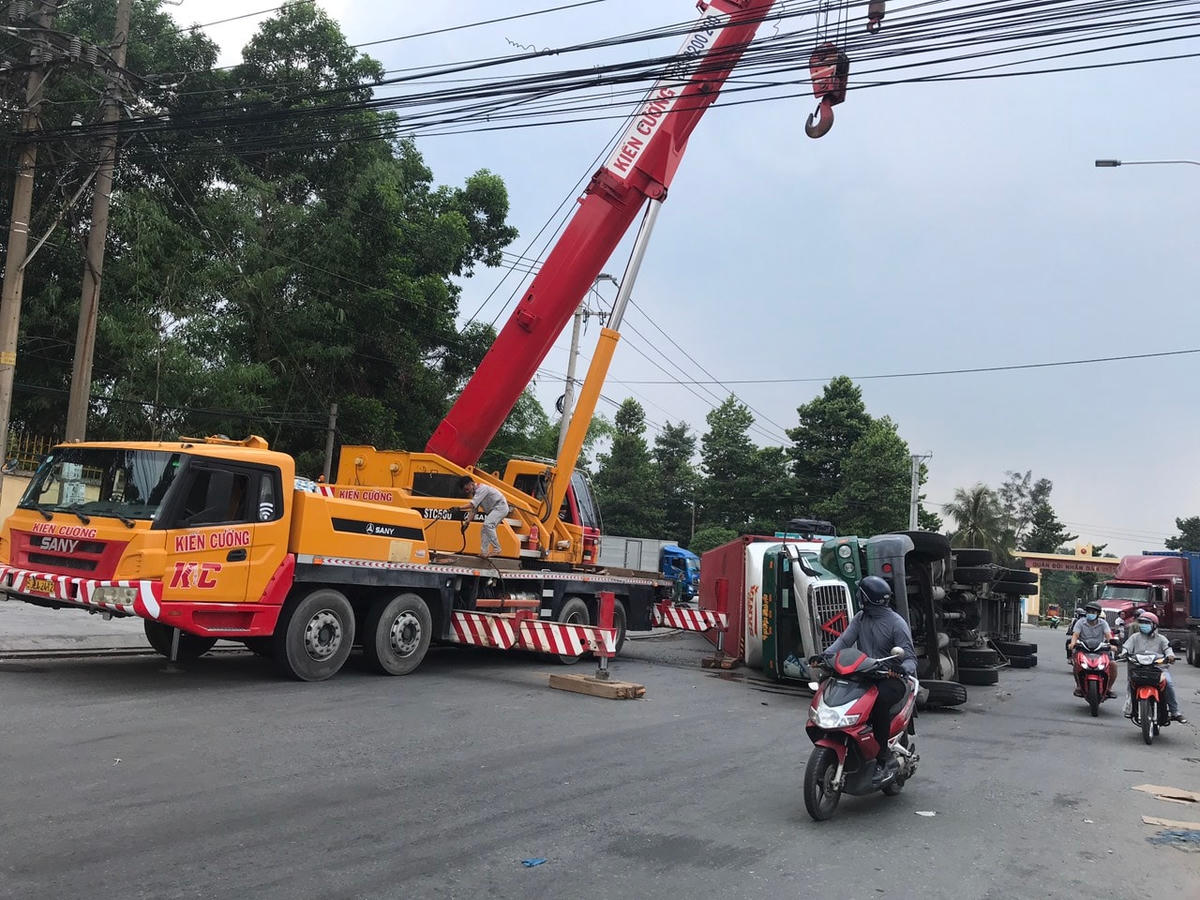 Xe cần cẩu được điều tới giải phóng hiện trường. Ảnh: TL.