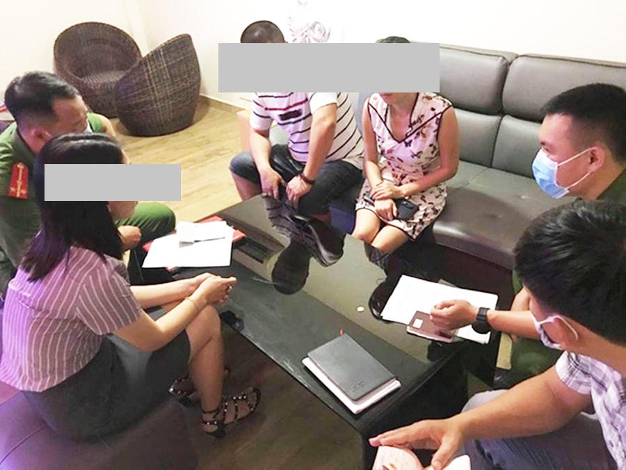 Công an Đà Nẵng đang làm việc với nhóm người Trung Quốc nhập cảnh trái phép, lưu trú không khai báo. Ảnh Công an Đà Nẵng cung cấp.