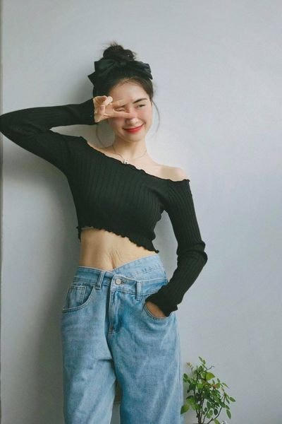 Hòa Minzy khoe bụng rạn sau sinh "quý tử" cho chồng đại gia. Ảnh: FBNV.