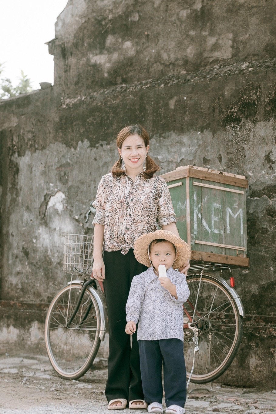 Bộ ảnh gia đình gây sốt: 'Tấm vé thông hành' giúp con trưởng thành