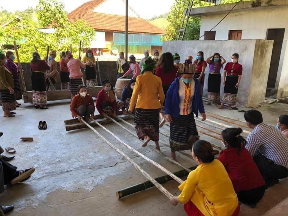 Tại huyện miền núi Quế Phong, những bản làng vùng xanh được tổ chức Ngày hội Đại đoàn kết và không ai quên đeo cho mình chiếc khẩu trang khi tham gia Ngày hội.